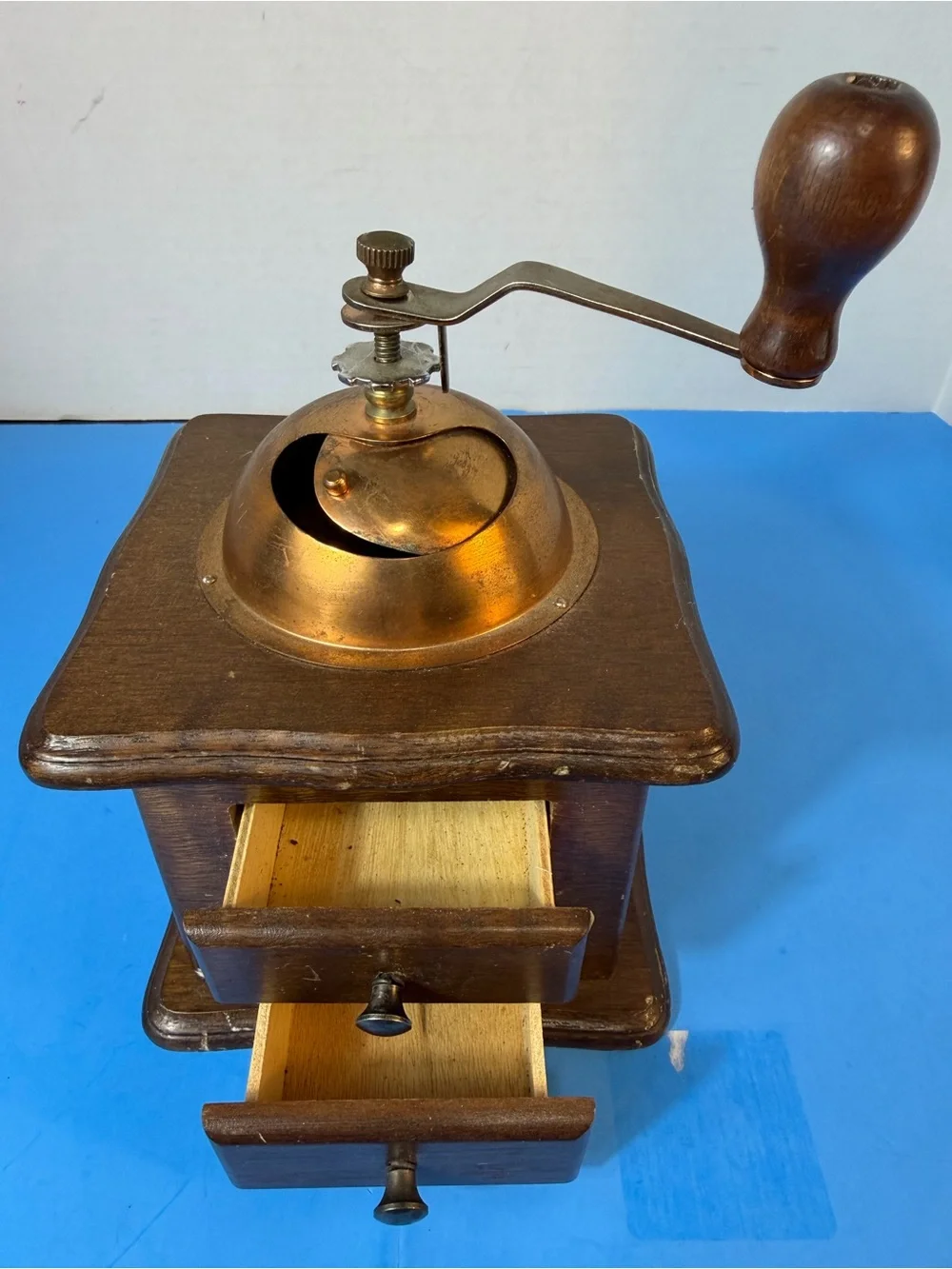 Vintage-Style Wooden Coffee Grinder - Brown & Gold